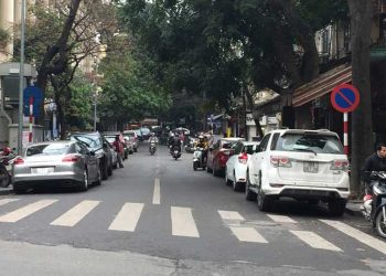 Quy định đỗ xe trước cổng cơ quan như thế nào?