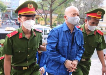 Vào phòng xử án có được đeo kính râm không?