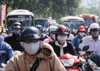 Đeo tai nghe hướng dẫn chỉ đường có bị phạt không?