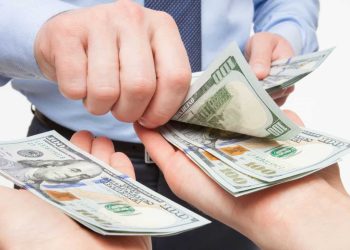 Giữ lương nhân viên sau khi nghỉ việc có phạm luật không?