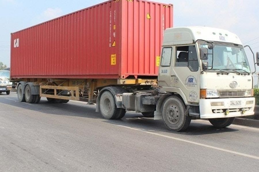 Lái xe container cần bằng gì