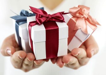 Năm 2023 khi chị cho em đất có phải đóng thuế không?