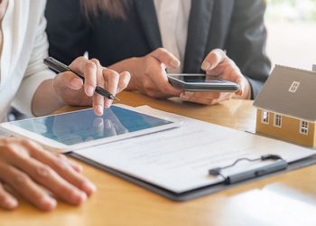 Việc mua bán nhà, công trình xây dựng phải gắn với quyền sử dụng đất?