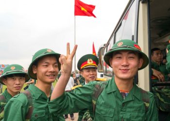 Đi nghĩa vụ có được đeo khuyên tai không