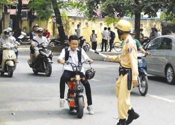 Lỗi người ngồi sau không đội mũ bảo hiểm bị phạt bao nhiêu tiền?