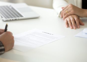 Mua phải hóa đơn công ty ma có phạm tội gì không?