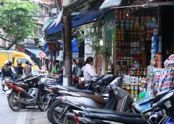 Có được đỗ xe máy trên vỉa hè không theo quy định?