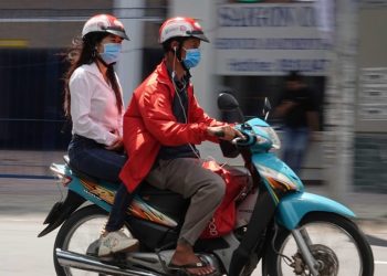 Ai có Thẩm quyền xử phạt vi phạm hành chính lỗi đeo tai nghe khi điều khiển xe máy