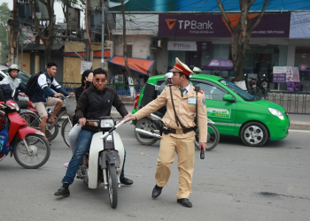 Năm 2023 khi 2 người không đội mũ bảo hiểm phạt bao nhiêu?