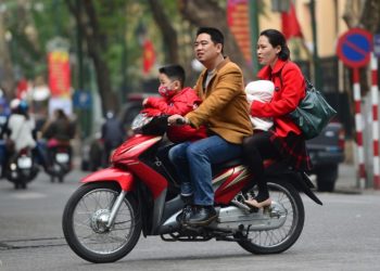 Năm 2023 người ngồi sau không đội mũ bảo hiểm phạt bao nhiêu tiền?