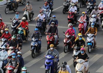 Quy định cho người trên xe máy tối đa mấy người?