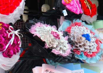 Tặng hoa bằng tiền thật có vi phạm pháp luật không