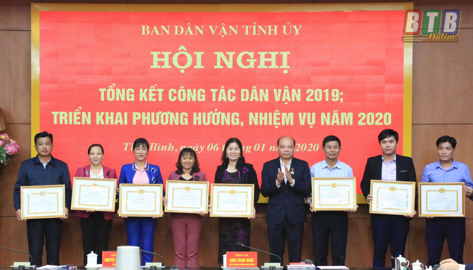 Thẩm quyền khen thưởng của đảng ủy năm 2023