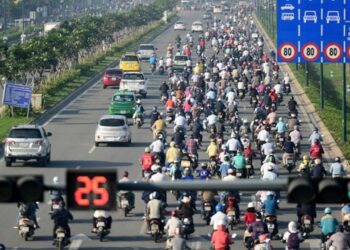 Dừng đèn đỏ sai làn đường phạt bao nhiêu tiền