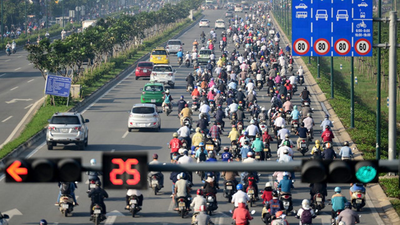 Dừng đèn đỏ sai làn đường phạt bao nhiêu tiền