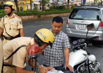 Mức phạt lỗi chở theo 2 người trên xe năm 2023 là bao nhiêu?