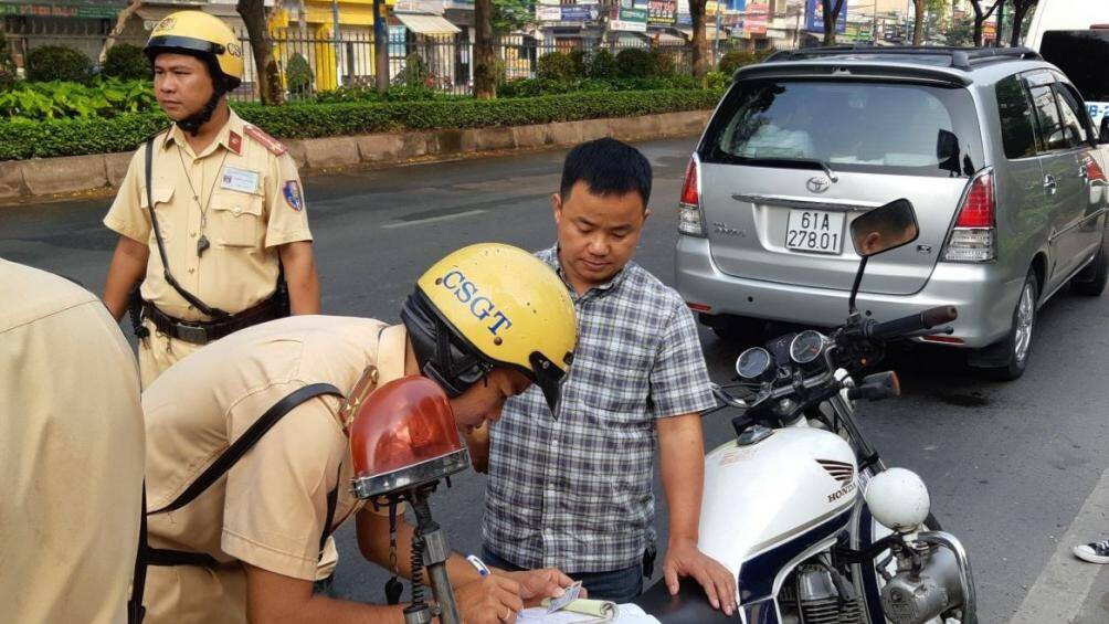 Mức phạt lỗi chở theo 2 người trên xe năm 2023 là bao nhiêu?