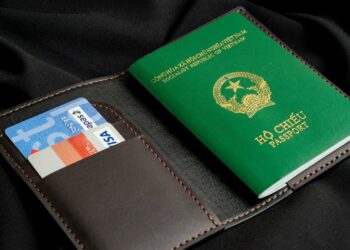 Nhờ người thân lấy hộ chiếu được không?