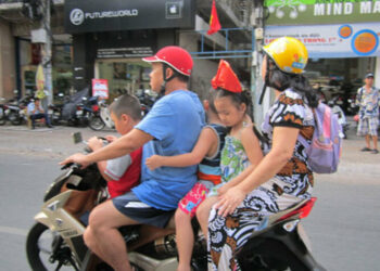 Xe máy chở 3 có trẻ em có bị xử phạt hay không?