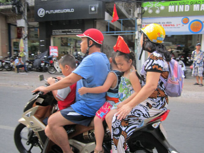 Xe máy chở 3 có trẻ em có bị xử phạt hay không?