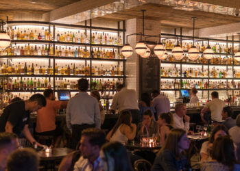 Quán bar cho khách nhảy thoát y phạt bao nhiêu năm 2023?