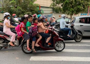 Trẻ em bao nhiêu tuổi thì không được chở 3 người?