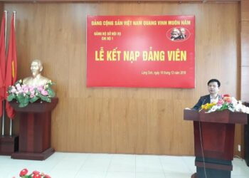 Khi bố bị đi tù thì con có được kết nạp Đảng không?