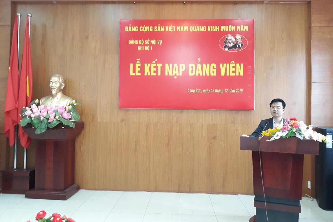 Khi bố bị đi tù thì con có được kết nạp Đảng không?