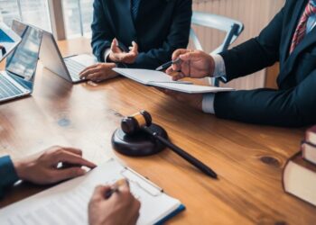 Một người đứng tên Giám đốc 2 công ty được hay không?