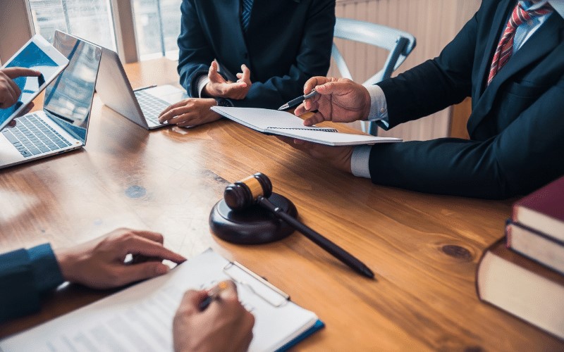 Một người đứng tên Giám đốc 2 công ty được hay không?