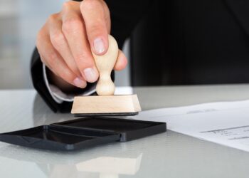 Phiếu thu đóng dấu treo có hợp lệ không?