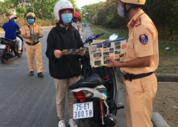 Tội chống người thi hành công vụ giao thông bị xử phạt như thế nào?