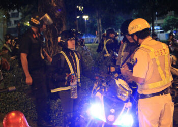 Dắt bộ xe qua chốt có bị phạt không