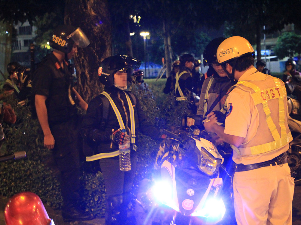 Dắt bộ xe qua chốt có bị phạt không