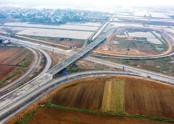 Ra khỏi đường cao tốc như thế nào mới đúng luật?