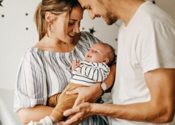 Con ngoài giá thú có được mang họ cha không?
