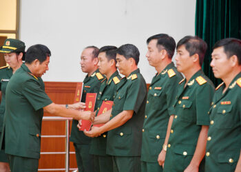 Sĩ quan chuyên nghiệp là gì