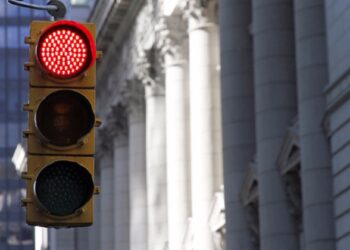 Quy định pháp luật vượt đèn đỏ phạt bao nhiêu?