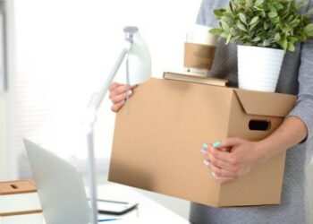 Công ty cho nghỉ việc khi chưa hết hợp đồng, có đúng luật không?