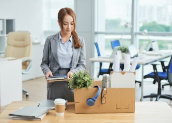 Nghỉ việc không báo trước bị phạt như thế nào