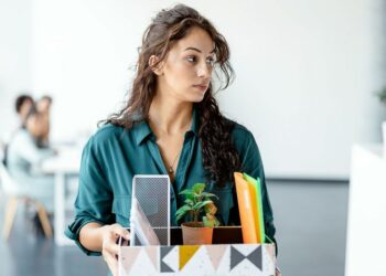 Nghỉ việc trước thời hạn hợp đồng có bị phạt không?