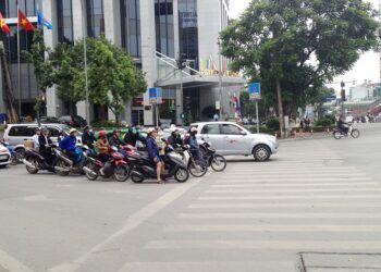 Đè vạch đèn đỏ phạt bao nhiêu tiền theo quy định năm 2023?