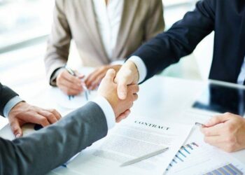 Quyền đơn phương chấm dứt hợp đồng của bên nào rộng hơn?