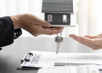 Theo quy định, Người dưới 18 tuổi có được đứng tên sổ đỏ không?