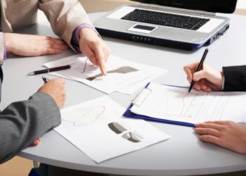 Mẫu hợp đồng thuê luật sư tranh chấp đất đai 2023 thế nào?