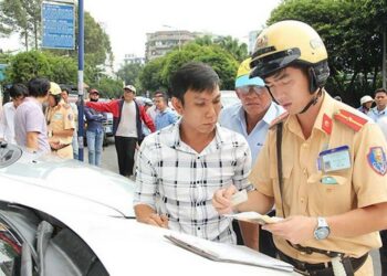 Quên bằng lái xe có bị giữ xe hay không