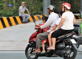 Xe máy chở 1 người lớn 2 trẻ em có bị phạt không năm 2023?