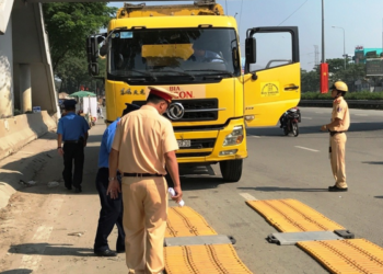 Xe tải chở quá tải bị phạt bao nhiêu?