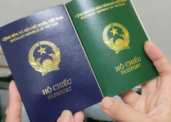 Công an có được làm hộ chiếu không?