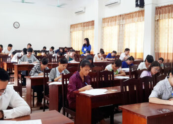 Đang là viên chức có được thi công chức không?